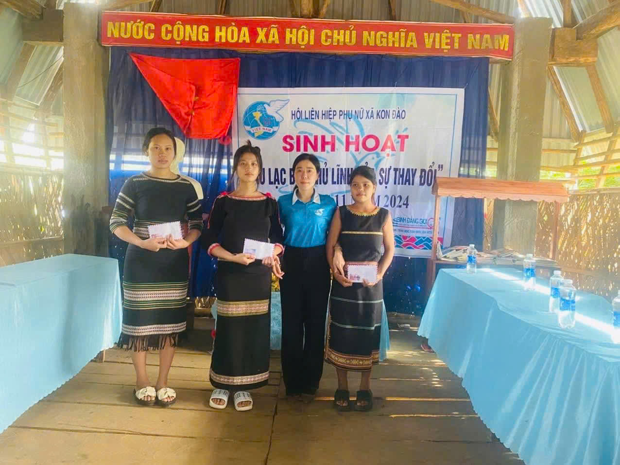 Hội LHPN Xã Kon Đào trao tiền hỗ trợ các gói sinh đẻ an toàn và chăm sóc sức khoẻ sau sinh cho các chị phụ nữ người DTTS thôn Kon Đào, thôn được thụ hưởng dự án 8, khi sinh con đúng chính sách dân số năm 2024.